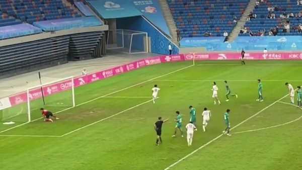 一支穿云箭!19岁李新翔第95分钟鼓励后远射破门,助上海绝杀新疆